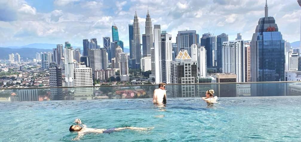 Regalia Suites Klcc View Rooftop Infinity Pool By Angkasa Homes Kuala Lumpur Exterior photo
